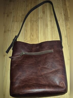 Timberland Brown Leather Bucket bag with an adjustable strap